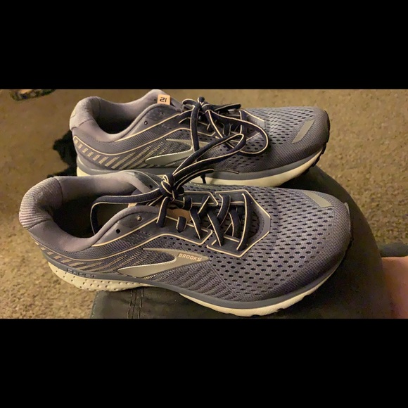 Brooks running shoes ... practically brand new - Picture 2 of 2